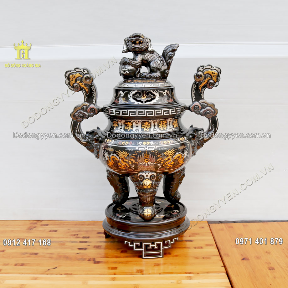Khia sắp xếp đỉnh đồng tr&ecirc;n b&agrave;n thờ c&uacute;ng cần lựa chọn đỉnh đồng ph&ugrave; hợp